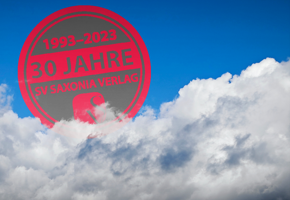 In einer Wolkendecke liegt das Jubiläumsschild für 30 Jahre Saxonia Verlag, 1993 bis 2023.